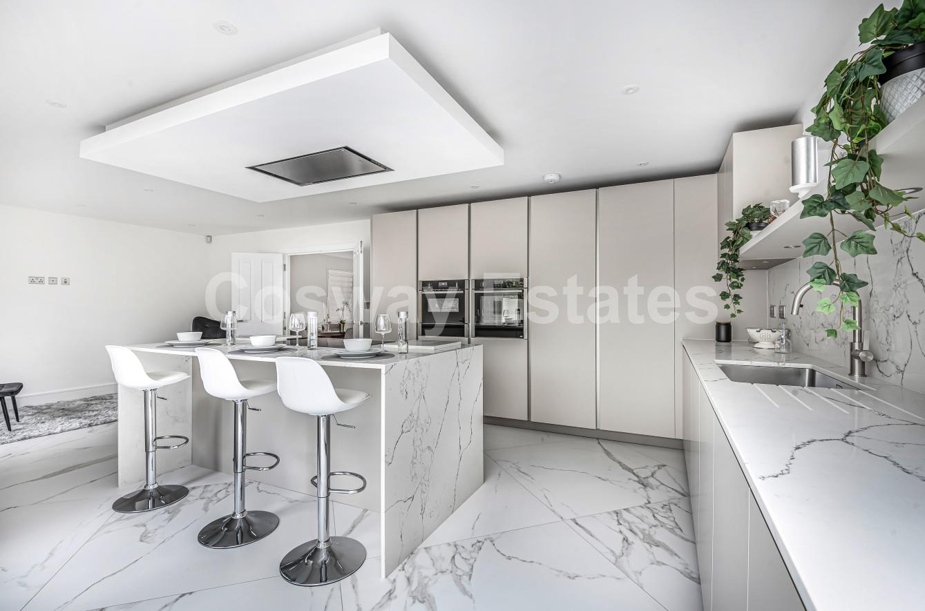 4 bed property in Highwood Hill, Mill Hill